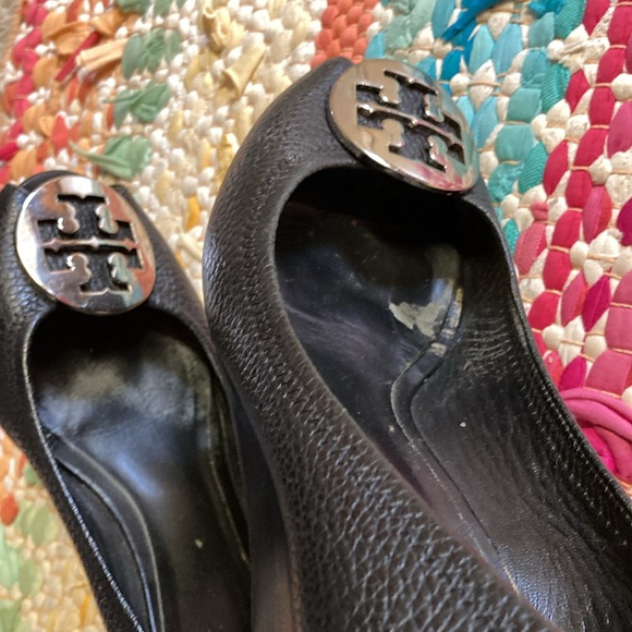 Tory Burch Sally peep toe pebbled leather wedge heels. Gold emblem. - Picture 5 of 8